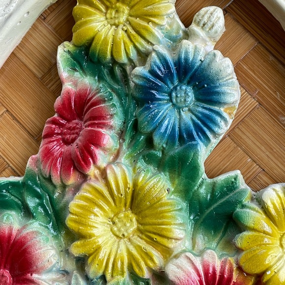 Vintage handmade plaster wall art floral chalkware - Picture 4 of 13